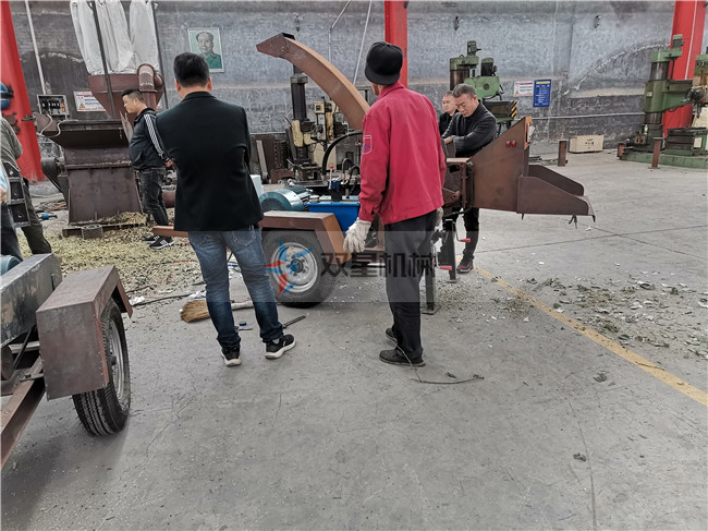 移動(dòng)式園林樹枝粉碎機(jī)客戶現(xiàn)場參觀試機(jī)