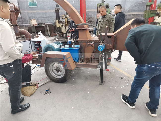 移動(dòng)式園林樹枝粉碎機(jī)客戶現(xiàn)場參觀試機(jī)