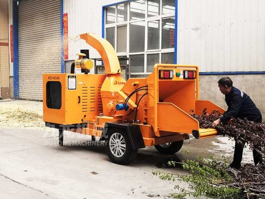 樹枝粉碎機(jī)避免了樹枝粉碎機(jī)修剪下來樹枝的浪費(fèi)