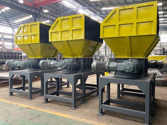 塑料撕碎機(jī)幫助樹枝粉碎機(jī)廠家解決白色污染問題